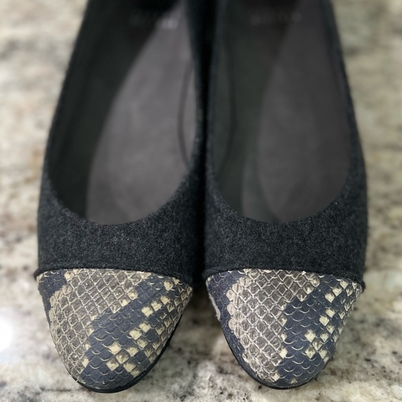 Stewart Weitzman Legacy Cap shoe - Picture 5 of 7